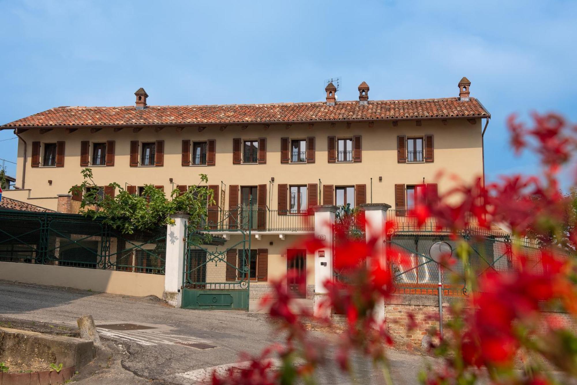 Byvigin Hotel Magliano Alfieri Екстериор снимка